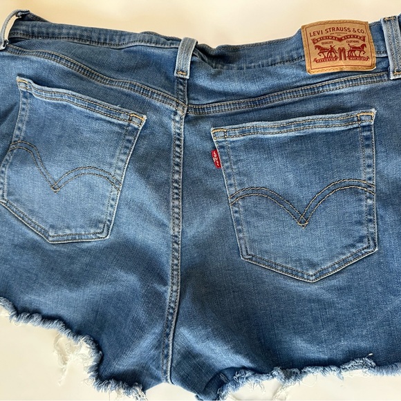 Levi’s High Rise Shorts - Picture 4 of 5